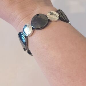 712 Hammered‎ Silver and Gunmetal Disc Beaded Stretch Bracelet